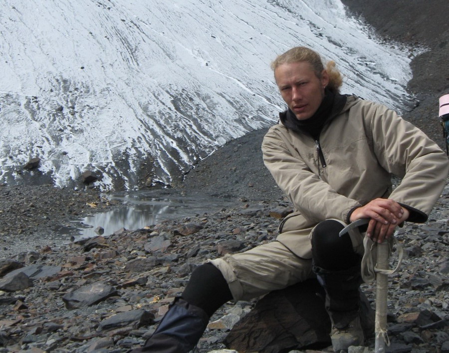 Год как его нет