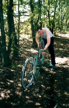 ясь чинит велосипед