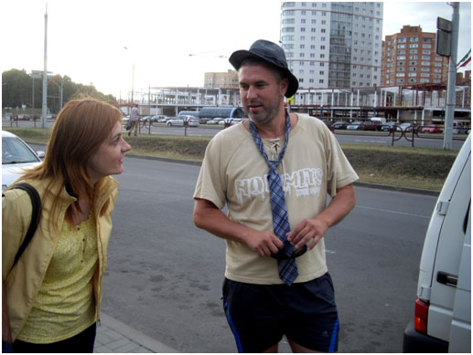 в шляпе, с галстуком поверх майки и босиком