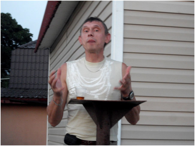 нашли импровизированную трибуну