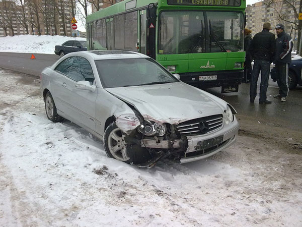 Разбитый мерседес. На заднем фоне - следующая авария - автобус с легковой