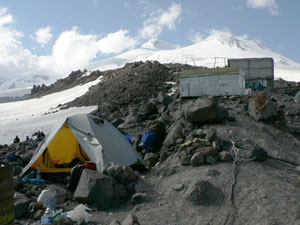 У кого нет денег - живет в палатках, 50$ в сутки - в бочках